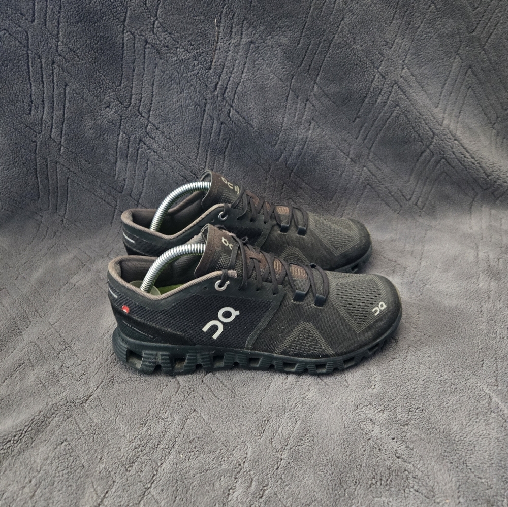 On Running Black Athletic Shoes with Cloud Cushioning